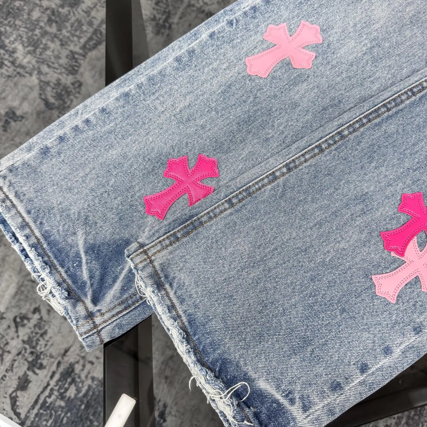 P260 Chrome Hearts 25FW CH Blue Pants Pink Leather Cross Bamboo Jeans. It adopts patchwork elements, mostly in the shape of a cross, and has glitter on the leather surface. Unique design, simple and elegant details, exquisite workmanship, the entire trousers are neatly routed, and the details are in place! It’s also so cool that both men and women can easily control it. It’s a gender-neutral trendy up version. Color: blue pants and pink leather Size: 28 30 32 34 36